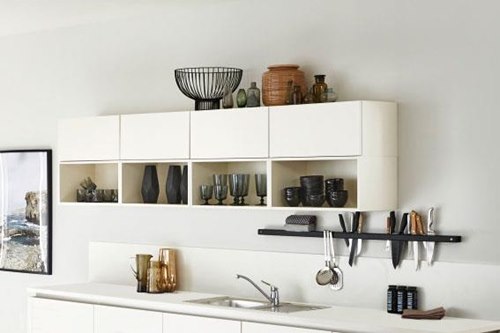 A HANDLELESS KITCHEN ISLAND WITH COMFORTABLE SEATING