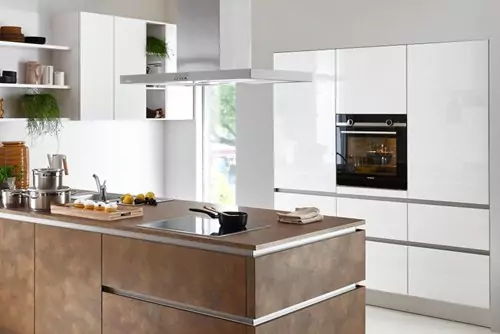 A HANDLELESS KITCHEN WITH COLOURFUL ELEMENTS: WHITE AND METAL