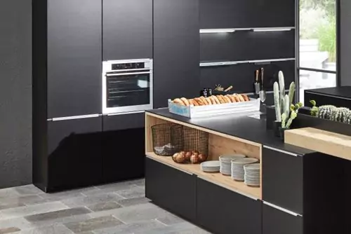 A KITCHEN ISLAND WITH FASCINATING CONTRASTS