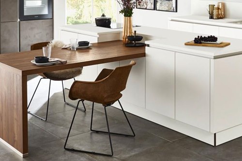 A HANDLELESS KITCHEN ISLAND WITH COMFORTABLE SEATING