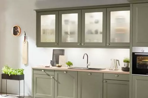 A PRACTICAL KITCHEN IN NATURAL COLOURS