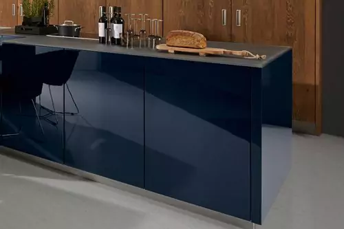 A KITCHEN ISLAND FOR SOCIABLE PEOPLE