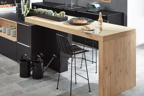 A KITCHEN ISLAND WITH FASCINATING CONTRASTS