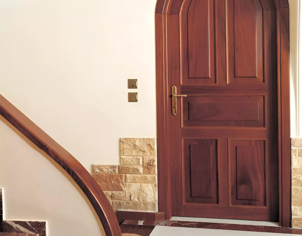 Ξύλινη εξωτερική πόρτα interSCALA – χειροποίητη κατασκευή με έμφαση στη λεπτομέρεια και στο φυσικό ξύλο.